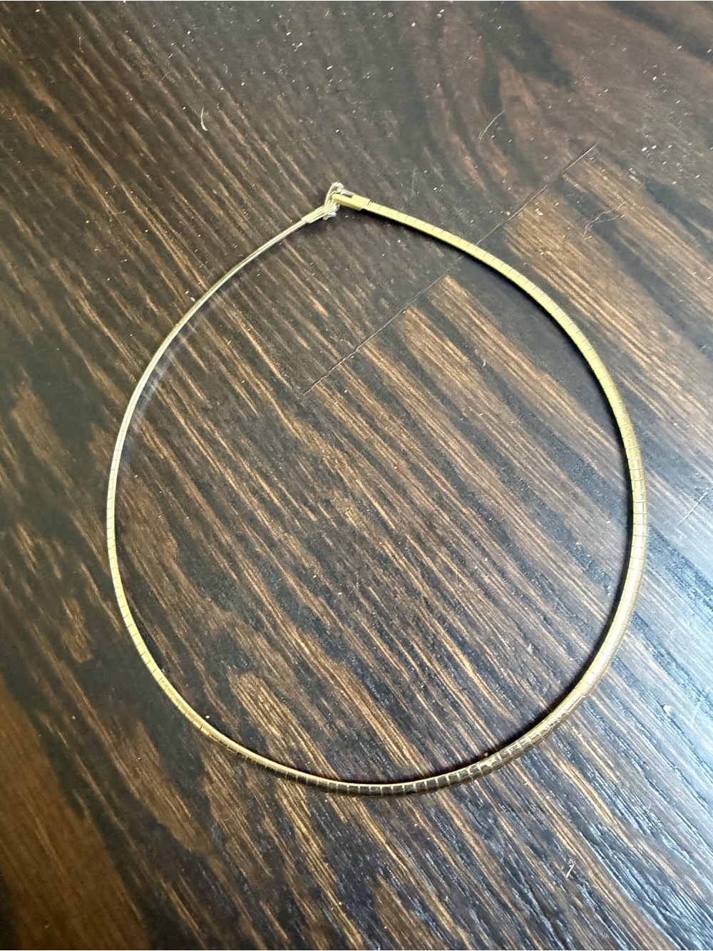 Reversible chain with a flexible, smooth-linked design.